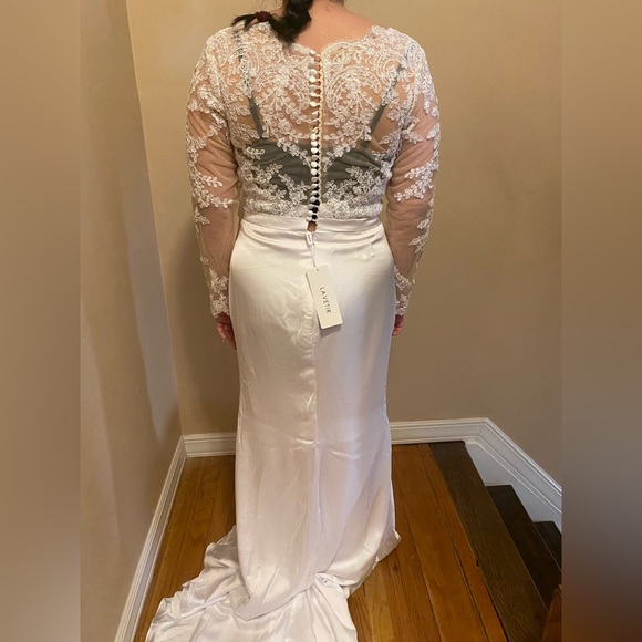 New wedding dress - Picture 5 of 6
